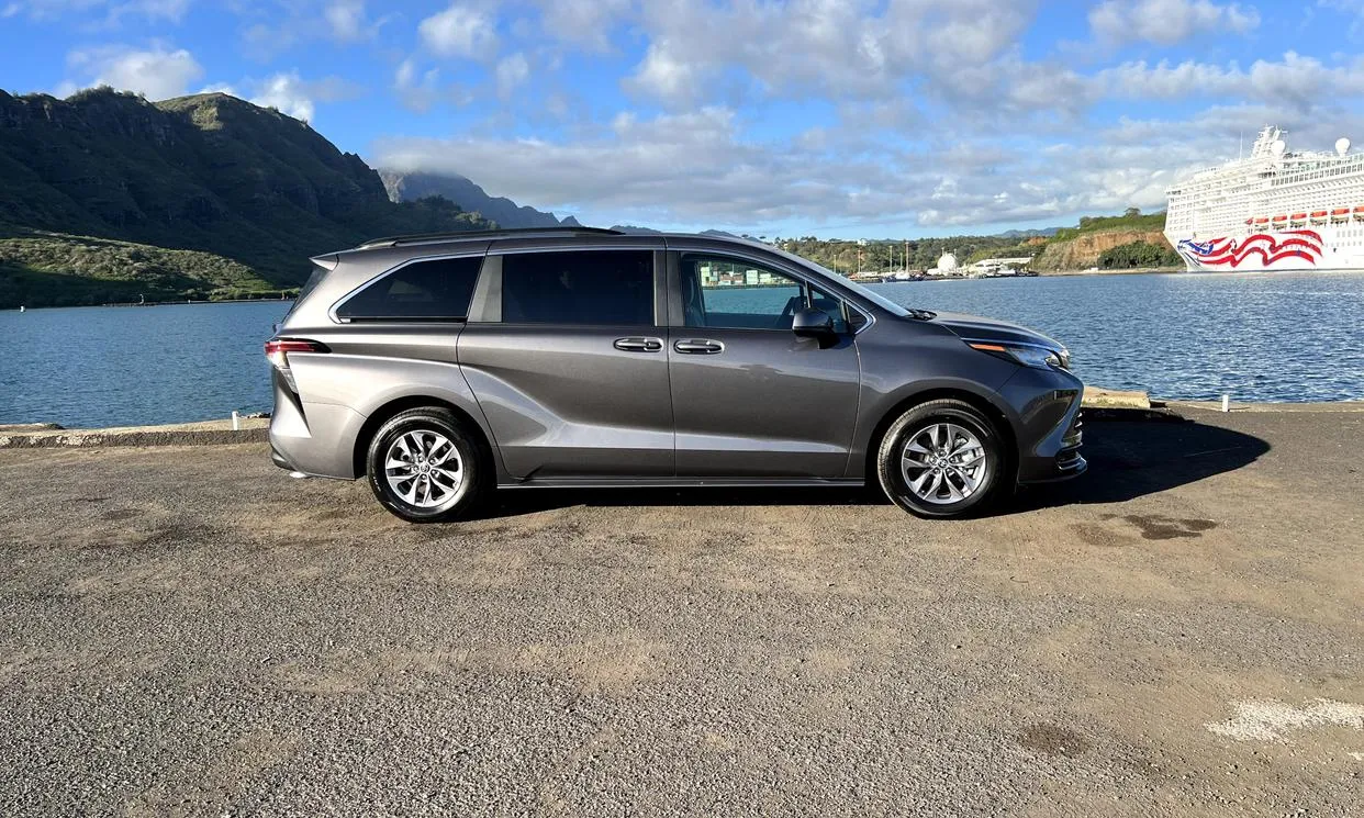 2022 Toyota Sienna LE