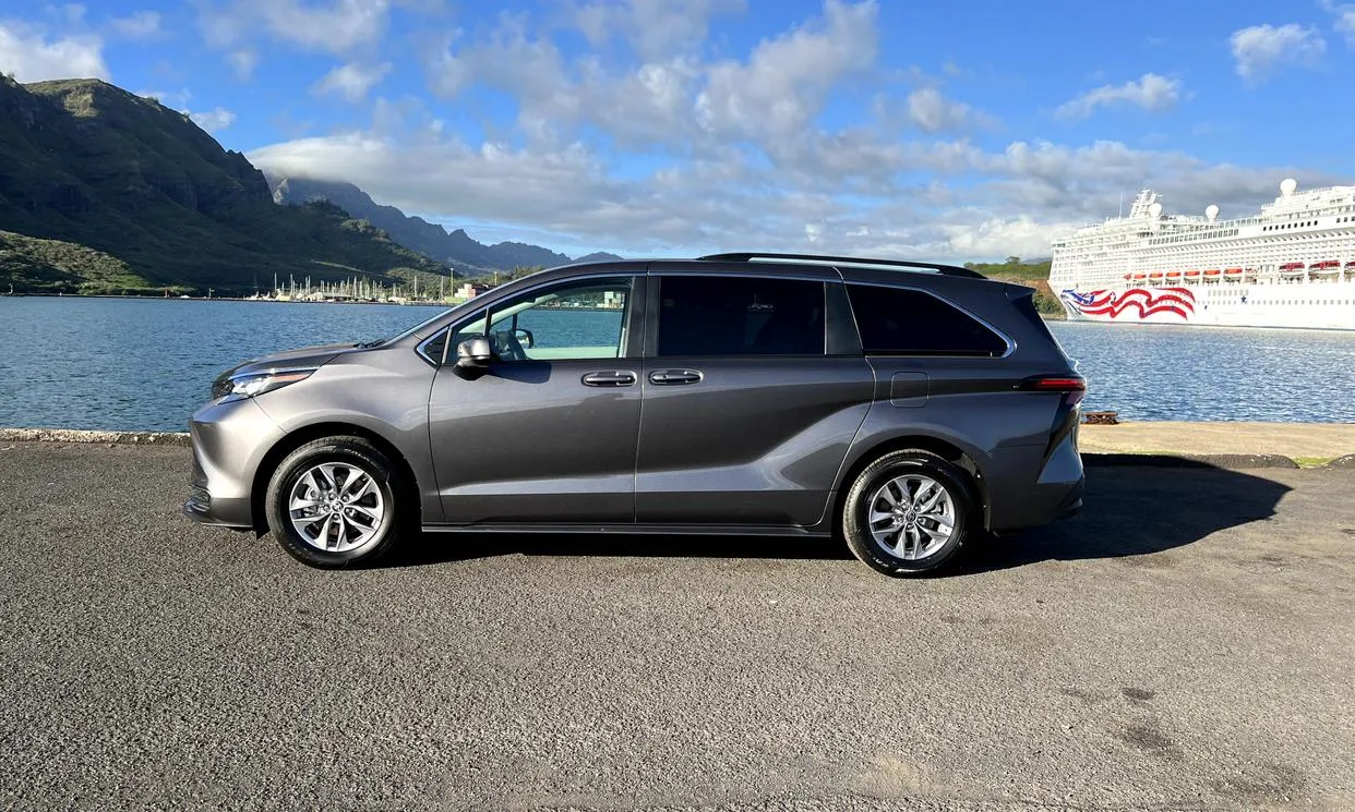 2022 Toyota Sienna LE
